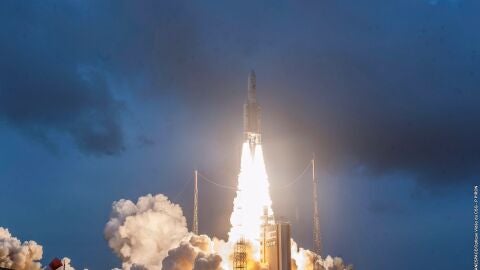 Lanzamiento del cohete espacial Ariane 5 en la Guyana Francesa