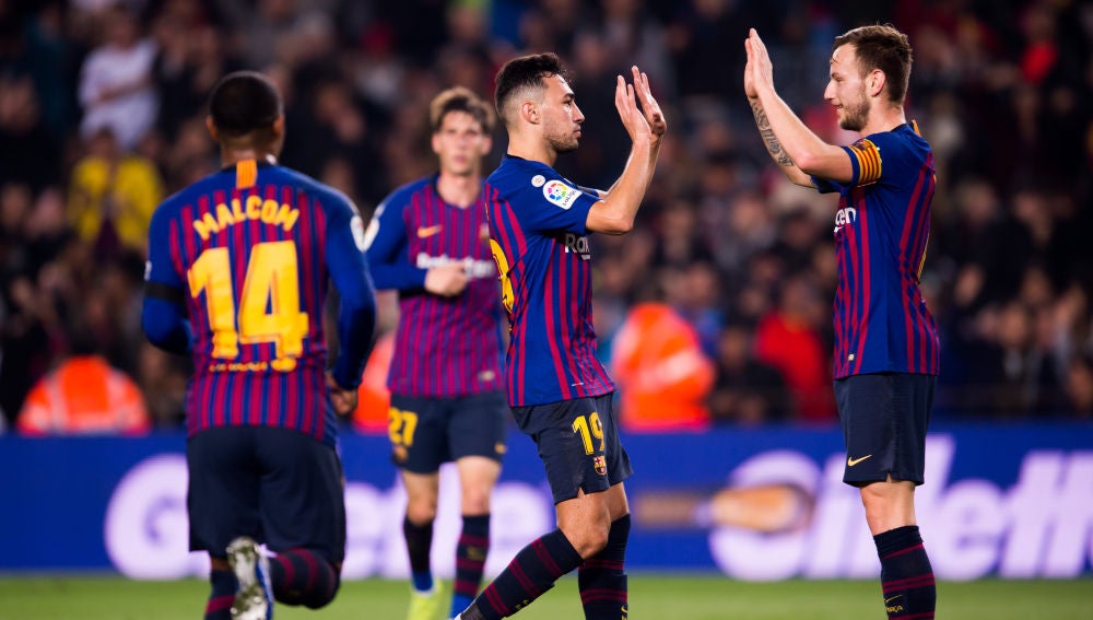 Los jugadores del Barça celebran el gol en el Camp Nou