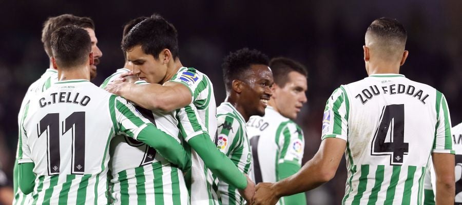 Los futbolistas del Betis se felicitan tras el gol Los futbolistas del Betis se felicitan tras el gol