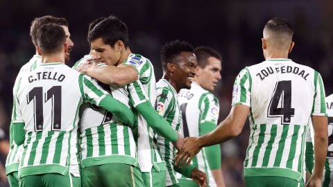 Los futbolistas del Betis se felicitan tras el gol