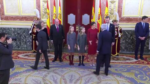 Iglesias se salta el saludo protocolario a los reyes en el Congreso