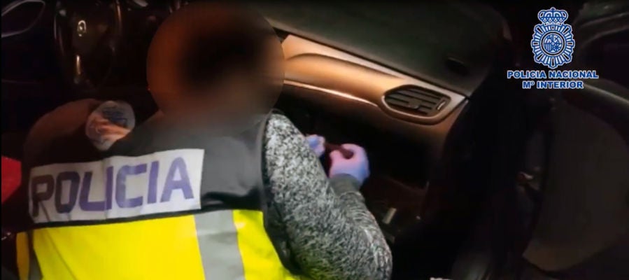 Un agente de la Policía Nacional de Elche abre el compartimento de un coche en el que se oculta droga Un agente de la Policía Nacional de Elche abre el compartimento de un coche en el que se oculta droga