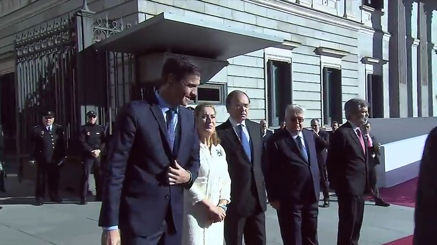 Abucheos y gritos de "fuera, fuera" a Pedro Sánchez a su llegada al Congreso Abucheos y gritos de "fuera, fuera" a Pedro Sánchez a su llegada al Congreso