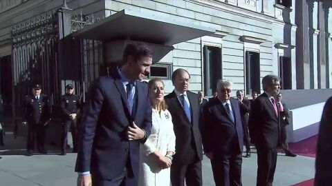 Silbidos a la llegada de Pedro S&aacute;nchez al Congreso