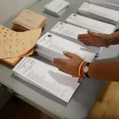 Papeletas electorales durante unas elecciones Papeletas electorales durante unas elecciones