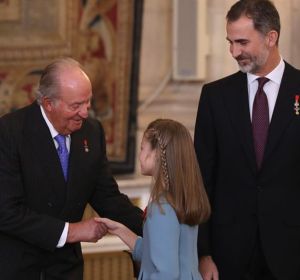 El Rey emérito Juan Carlos I, la princesa de Asturias, Leonor de Borbón, y el Rey Felipe VI El Rey emérito Juan Carlos I, la princesa de Asturias, Leonor de Borbón, y el Rey Felipe VI