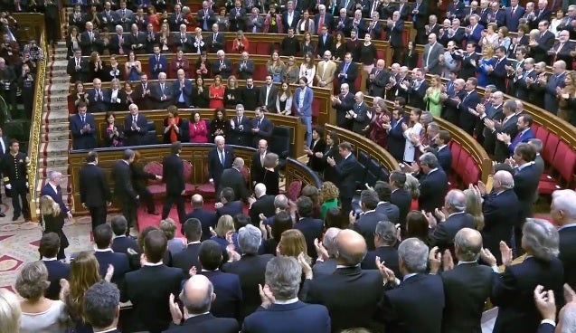 Todo el Congreso, menos Unidos Podemos, recibe a Don Juan Carlos y Doña Sofía con una larga ovación Todo el Congreso, menos Unidos Podemos, recibe a Don Juan Carlos y Doña Sofía con una larga ovación
