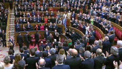 El grupo de Unidos Podemos, los &uacute;nicos que no aplauden al rey Juan Carlos y a la reina Sof&iacute;a a su entrada al Congreso