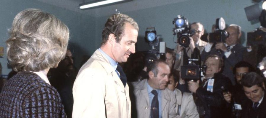 Los entonces Reyes de España, Juan Carlos y Sofia. se disponían a votar en el referéndum sobre la Constitución española. Los entonces Reyes de España, Juan Carlos y Sofia. se disponían a votar en el referéndum sobre la Constitución española.