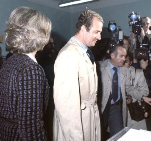 Los entonces Reyes de España, Juan Carlos y Sofia. se disponían a votar en el referéndum sobre la Constitución española. Los entonces Reyes de España, Juan Carlos y Sofia. se disponían a votar en el referéndum sobre la Constitución española.