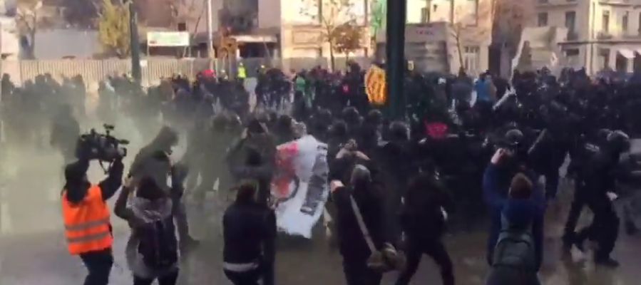 Enfrentamientos en Girona entre manifestantes antifascistas y mossos d'esquadra Enfrentamientos en Girona entre manifestantes antifascistas y mossos d'esquadra