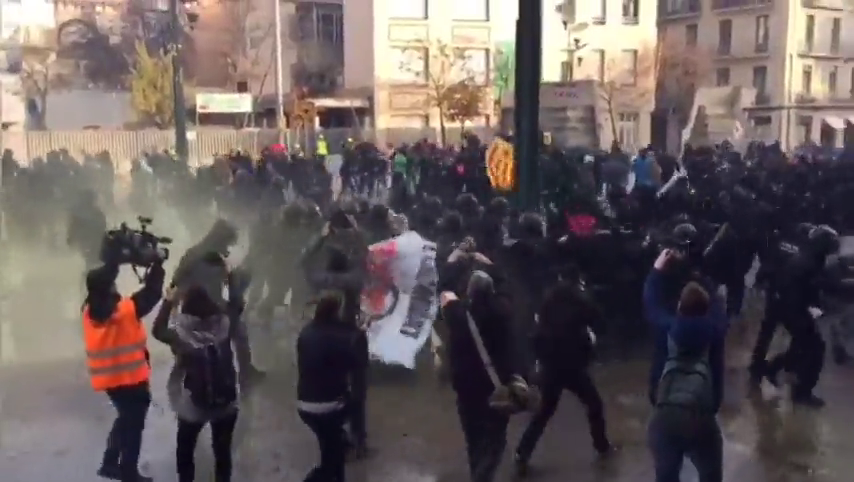 Heridos cuatro Mossos en un enfrentamiento con radicales por la presencia de Vox en una manifestación por la Constitución en Girona Heridos cuatro Mossos en un enfrentamiento con radicales por la presencia de Vox en una manifestación por la Constitución en Girona
