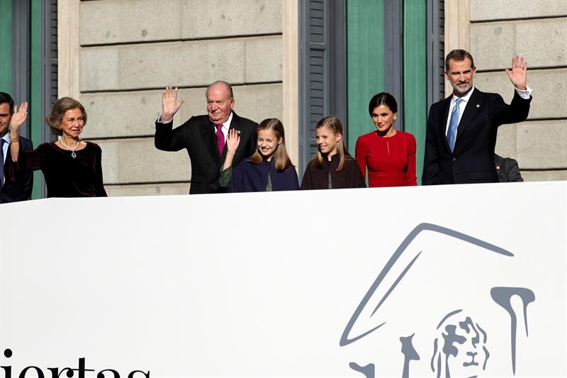 Los Reyes, con sus hijas, y don Juan Carlos y doña Sofía, en el Congreso Los Reyes, con sus hijas, y don Juan Carlos y doña Sofía, en el Congreso