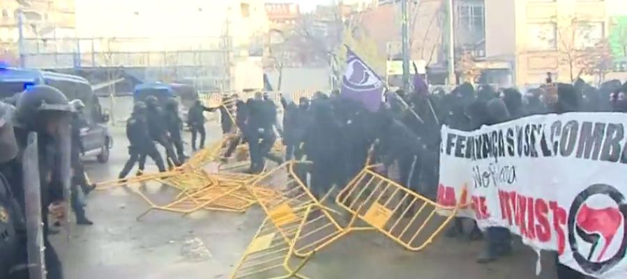 Enfrentamientos entre mossos y manifestantes en Girona Enfrentamientos entre mossos y manifestantes en Girona