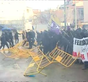 Enfrentamientos entre mossos y manifestantes en Girona Enfrentamientos entre mossos y manifestantes en Girona