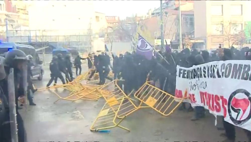 Enfrentamientos entre mossos y manifestantes en Girona