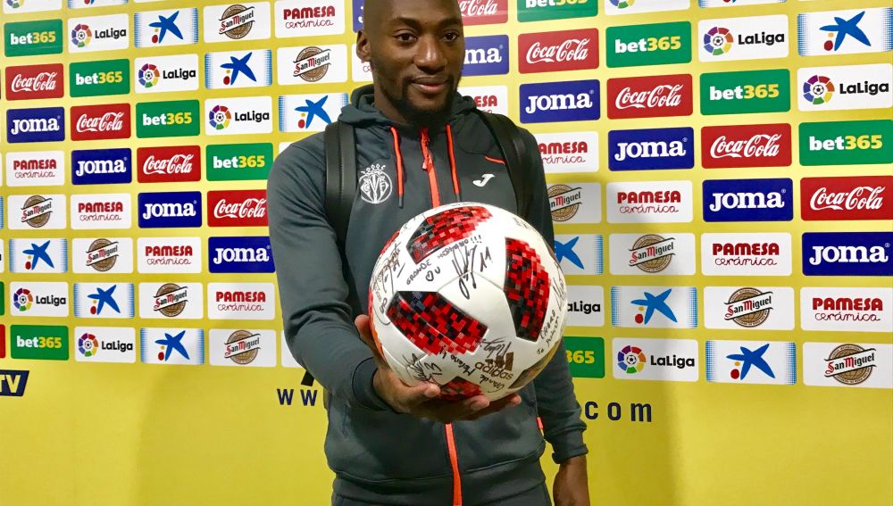 Ekambi con el balón firmado por sus compañeros 