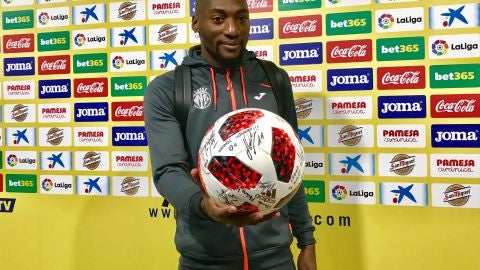 Ekambi con el bal&oacute;n firmado por sus compa&ntilde;eros 