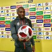 Ekambi con el balón firmado por sus compañeros 