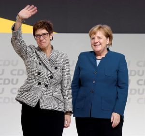Annegret Kramp-Karrenbauer reacciona tras ser elegida como nueva presidenta del partido Unión Cristianodemócrata alemana Annegret Kramp-Karrenbauer reacciona tras ser elegida como nueva presidenta del partido Unión Cristianodemócrata alemana