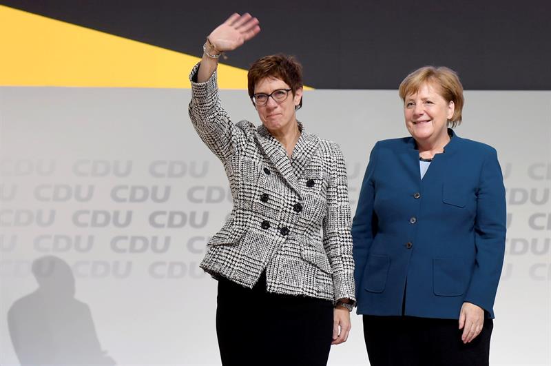 Annegret Kramp-Karrenbauer será la sucesora de Merkel en la CDU Annegret Kramp-Karrenbauer será la sucesora de Merkel en la CDU
