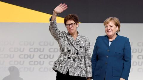 Annegret Kramp-Karrenbauer reacciona tras ser elegida como nueva presidenta del partido Uni&oacute;n Cristianodem&oacute;crata alemana 