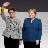 Annegret Kramp-Karrenbauer reacciona tras ser elegida como nueva presidenta del partido Unión Cristianodemócrata alemana 