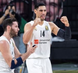 Ayón celebra la victoria blanca junto a Rudy, a la izquierda Ayón celebra la victoria blanca junto a Rudy, a la izquierda