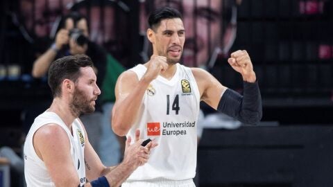 Ay&oacute;n celebra la victoria blanca junto a Rudy, a la izquierda