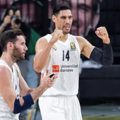 Ayón celebra la victoria blanca junto a Rudy, a la izquierda Ayón celebra la victoria blanca junto a Rudy, a la izquierda