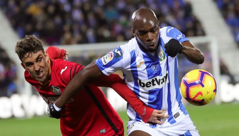El centrocampista camerunés del Leganés Allan-Roméo Nyom lucha con Jaime Mata, 