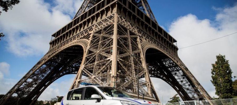 Un coche de la Policía francesa frente a la Torre Eiffel de París Un coche de la Policía francesa frente a la Torre Eiffel de París
