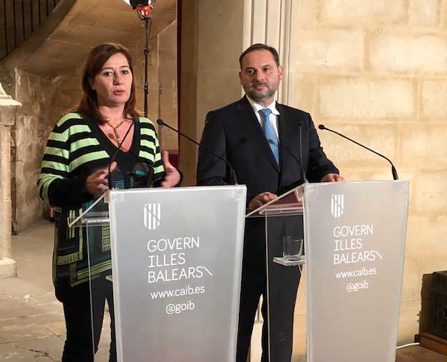 Fomento estudiará fijar tarifas máximas para los vuelos con las islas Fomento estudiará fijar tarifas máximas para los vuelos con las islas