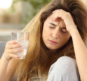 Hay alimentos que pueden amortiguar tu resaca. Hay alimentos que pueden amortiguar tu resaca.