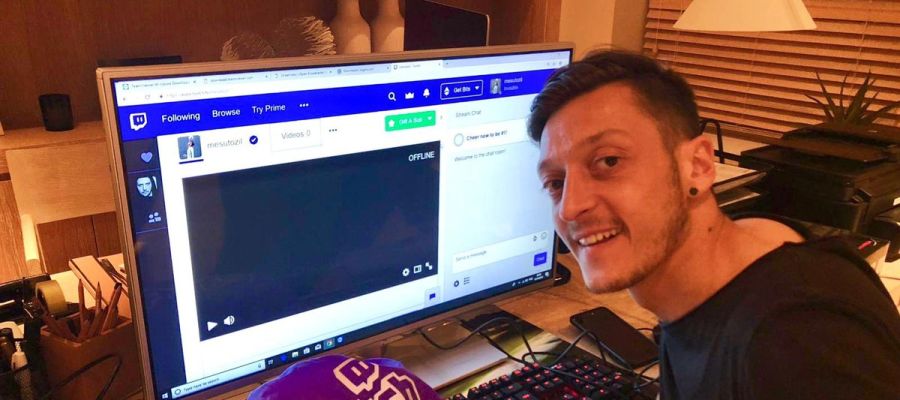 Özil, antes de jugar una partida de Fortnite Özil, antes de jugar una partida de Fortnite