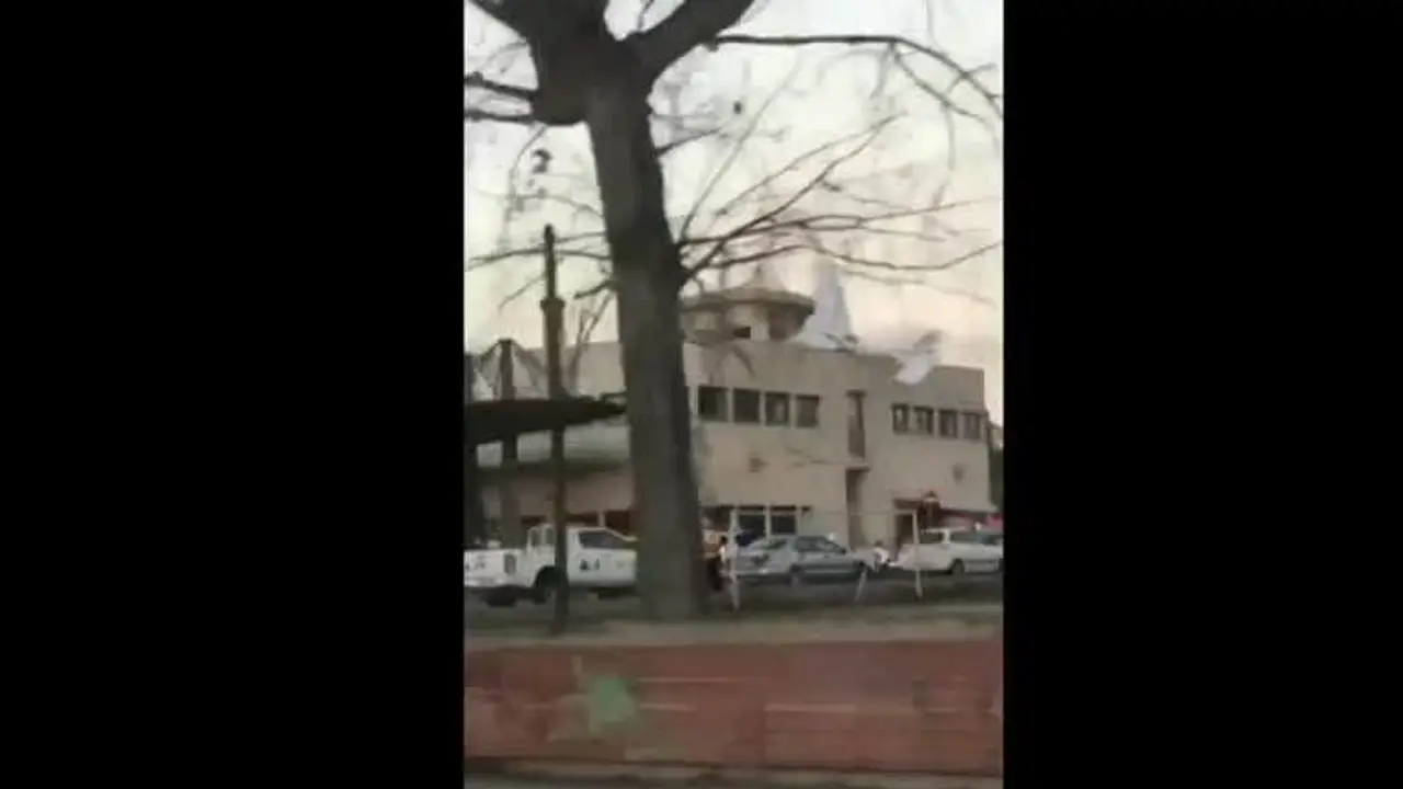 Mueren dos personas al chocar su avioneta contra una gasolinera de Badia del Vallès, Barcelona