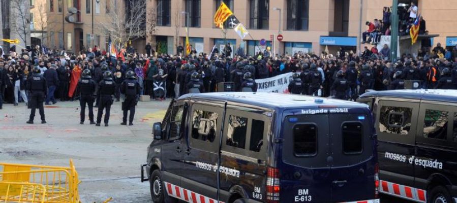 Furgonetas de los Mossos d'Esquadra durante los incidentes en Girona Furgonetas de los Mossos d'Esquadra durante los incidentes en Girona