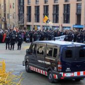 Furgonetas de los Mossos d'Esquadra durante los incidentes en Girona