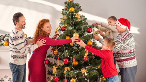 Familia decorando el &aacute;rbol de Navidad