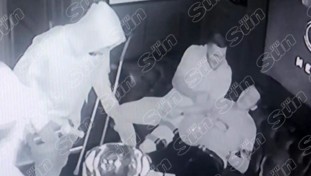 Varios jugadores del Arsenal inhalando 'hippy crack' en un club de Londres