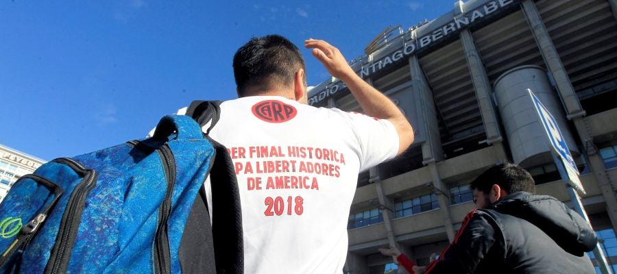 Un hincha de River, en los alrededores del Santiago Bernabéu Un hincha de River, en los alrededores del Santiago Bernabéu