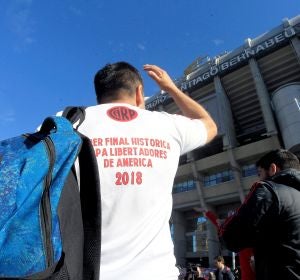 Un hincha de River, en los alrededores del Santiago Bernabéu Un hincha de River, en los alrededores del Santiago Bernabéu