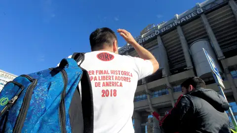 Un hincha de River, en los alrededores del Santiago Bernabéu Un hincha de River, en los alrededores del Santiago Bernabéu