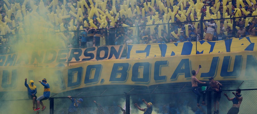 Aficionados de Boca Juniors animan a su equipo Aficionados de Boca Juniors animan a su equipo