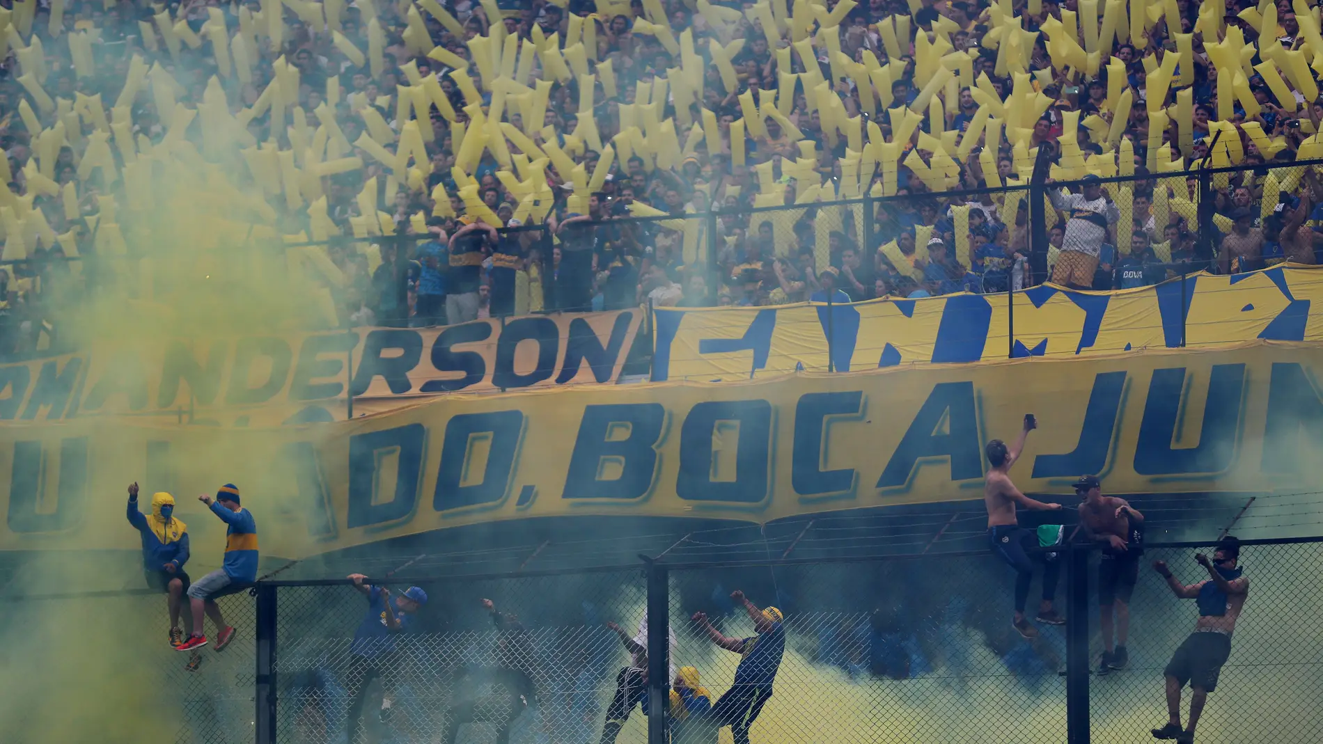 Aficionados de Boca Juniors animan a su equipo