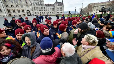 Aspecto de la manifestación que ha concentrado este sábado a miles de húngaros frente al Parlamento en Budapest Aspecto de la manifestación que ha concentrado este sábado a miles de húngaros frente al Parlamento en Budapest