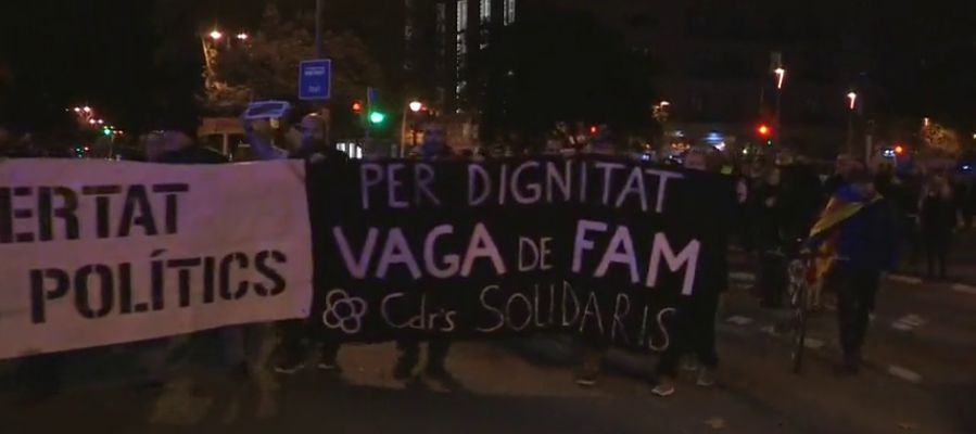 Los CDR cortan la Diagonal de Barcelona exigiendo la dimisión del conseller de Interior por las cartas de los Mossos Los CDR cortan la Diagonal de Barcelona exigiendo la dimisión del conseller de Interior por las cartas de los Mossos