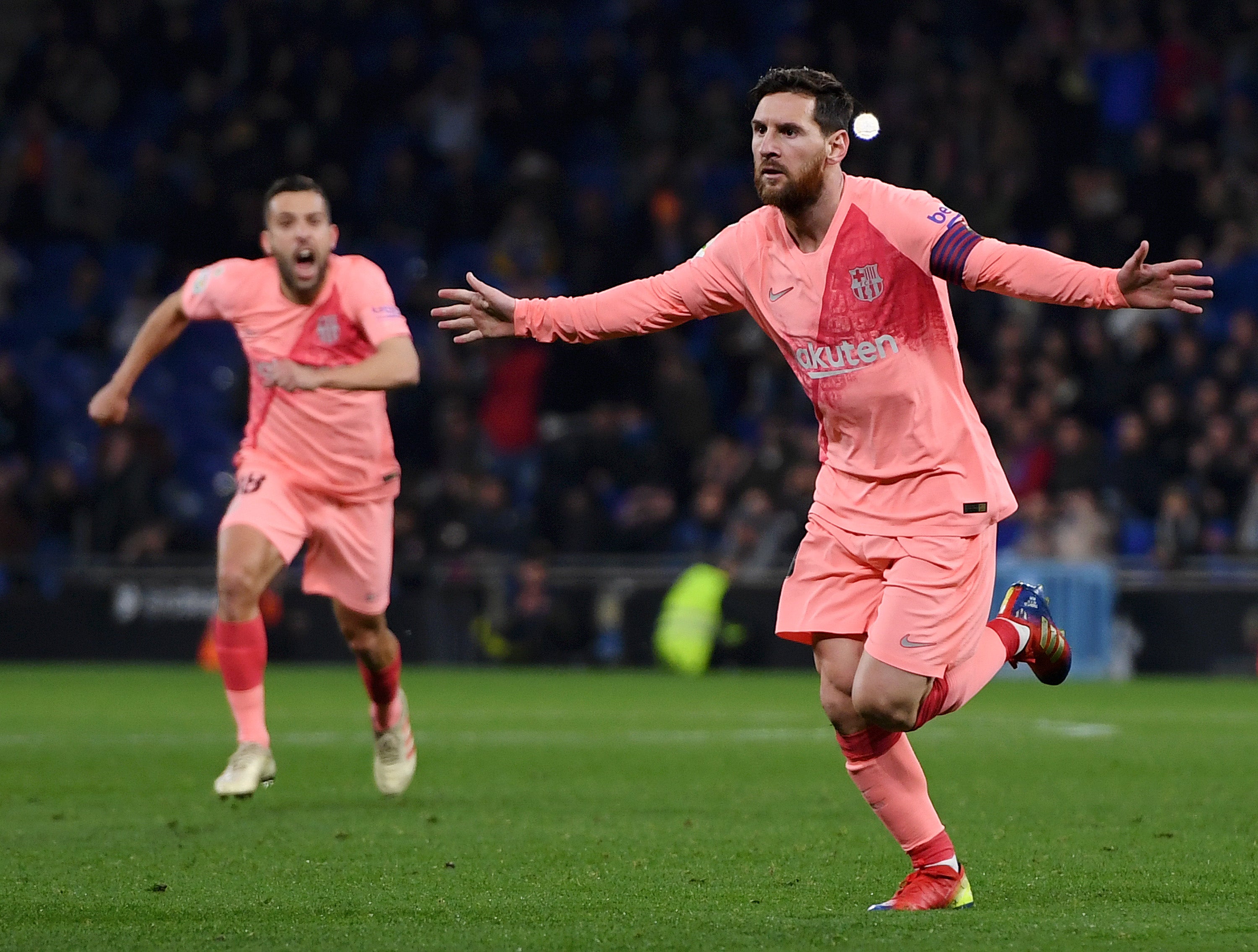 El Barça gana el derbi frente al Espanyol y refuerza su liderato El Barça gana el derbi frente al Espanyol y refuerza su liderato