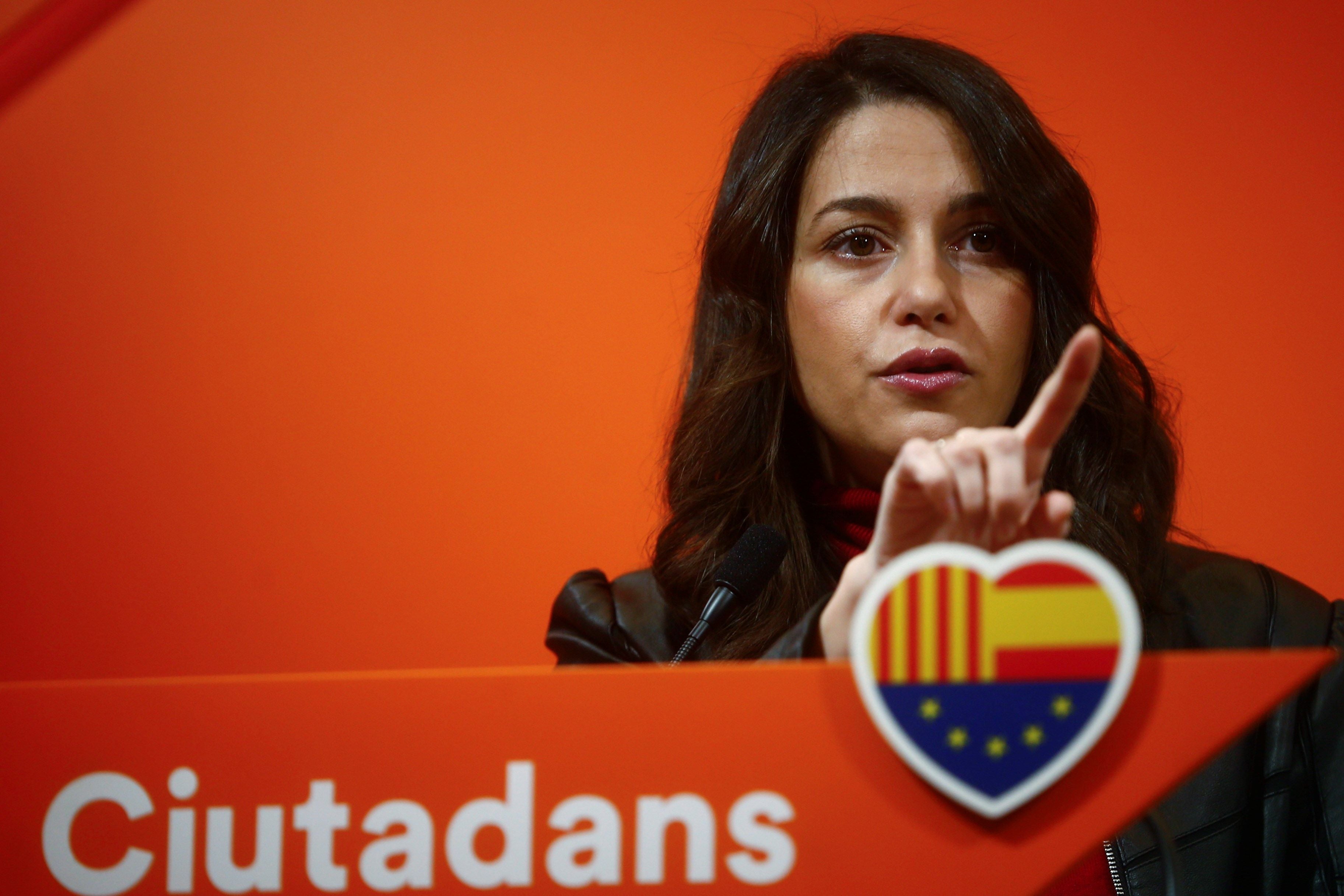 Arrimadas acusa al Gobierno de "blanquear" a Torra y exige que actúe en Cataluña tras apelar a la vía eslovena Arrimadas acusa al Gobierno de "blanquear" a Torra y exige que actúe en Cataluña tras apelar a la vía eslovena