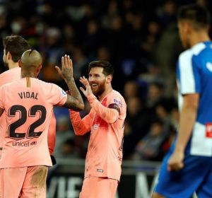 Messi celebra un gol con Vidal Messi celebra un gol con Vidal